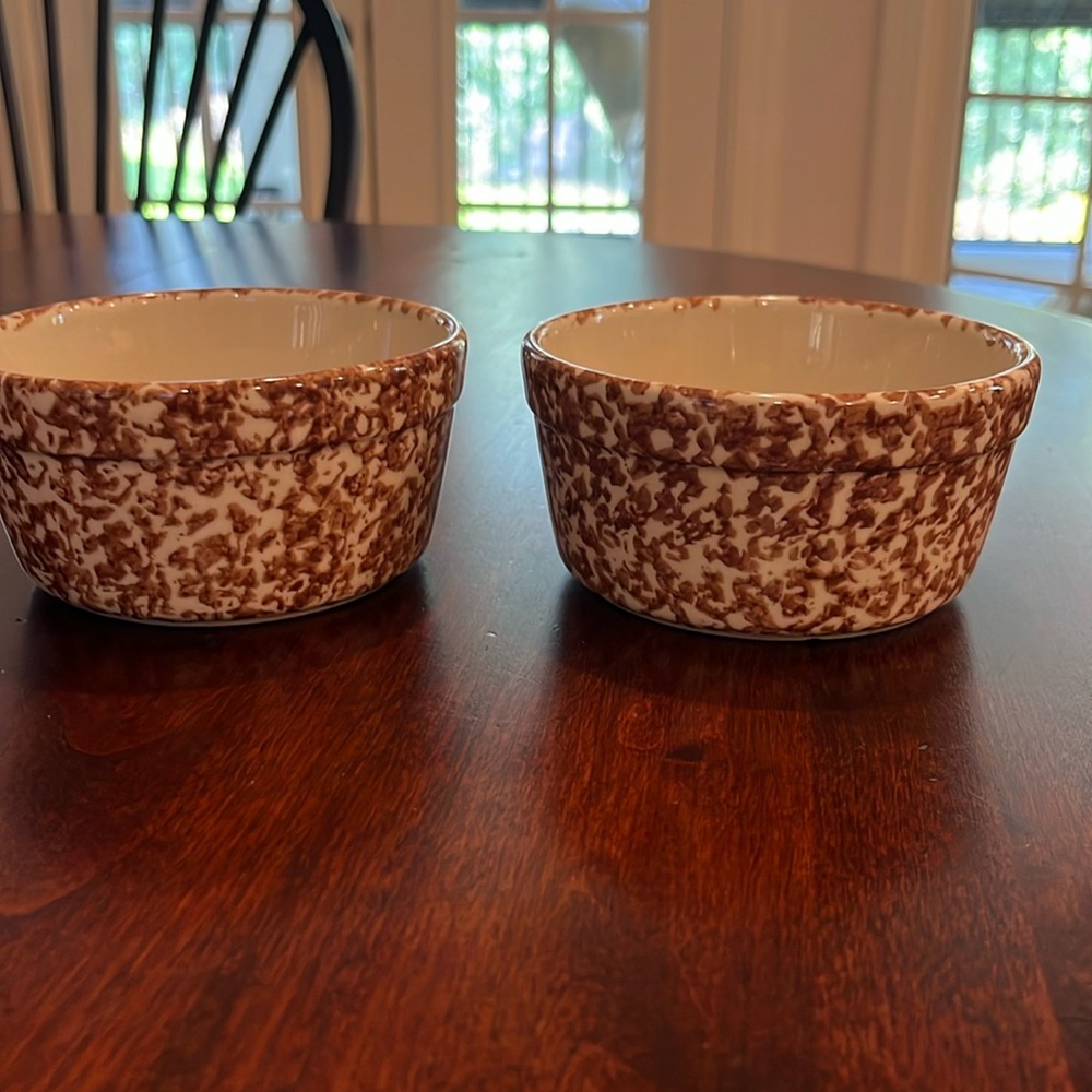 Bundle of two Roseville pottery, glazed bowls